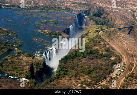 Die Victoriafälle ist der größte Vorhang des Wassers in der Welt. Die Wasserfälle und die Umgebung ist die Mosi-Oa-Tunya National Parks. Stockfoto