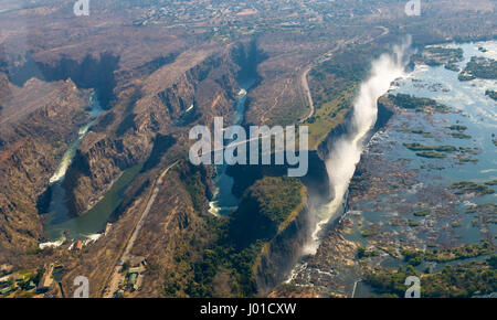 Die Victoriafälle ist der größte Vorhang des Wassers in der Welt. Die Wasserfälle und die Umgebung ist die Mosi-Oa-Tunya National Parks. Stockfoto