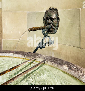 Bern, Schweiz - 31. August 2016: Fragment der Brunnen mit Wasser im alten Stadtzentrum von Bern, Schweiz Stockfoto