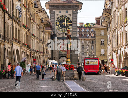 Bern, Schweiz - 31. August 2016: Menschen am Zahringen Brunnen und Zytglogge Turm mit Uhr und an der Kramgasse Street Einkaufsviertel im Zentrum der alten Stadt Stockfoto