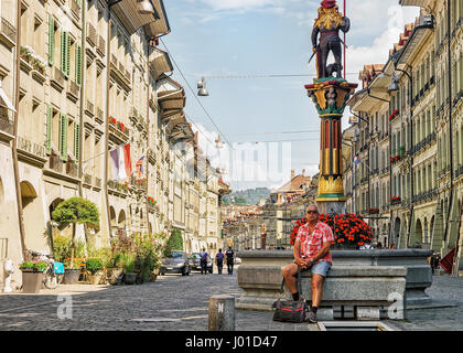 Bern, Schweiz - 31. August 2016: Menschen bei Zahringen Brunnen an der Kramgasse Street Einkaufsviertel im Altstadt Zentrum von Bern, Schweiz Stockfoto