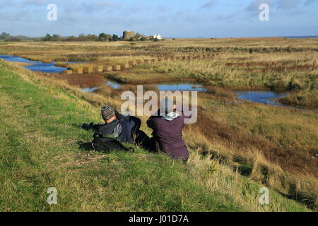 Zwei Personen-Vogelbeobachtung in küstennahen Sumpfgebieten nahe Shingle Street, Suffolk, England Stockfoto