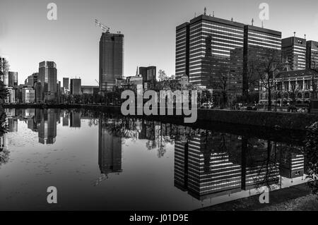 Tokio-Gebäude in schwarz / weiß Stockfoto