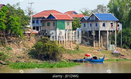 Riverside Häuser auf Stelzen, Mekong River, Kambodscha Stockfoto