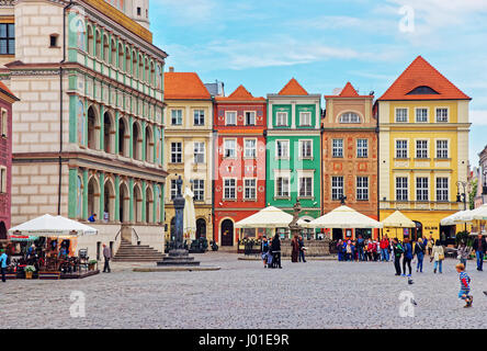 Posen, Polen - 7. Mai 2014: Cafés und Restaurants am alten Marktplatz im Zentrum Stadt von Poznan, Polen. Menschen auf dem Hintergrund Stockfoto
