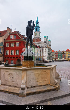 Posen, Polen - 7. Mai 2014: Brunnen des Apollo auf dem alten Marktplatz im Zentrum Stadt, Poznan, Polen. Altes Rathaus und Menschen auf die staatlich Stockfoto