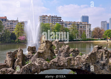 Künstliche Grotte dekorieren See auf Marie-Louise Platz in Brüssel am 7. April 2017 Stockfoto