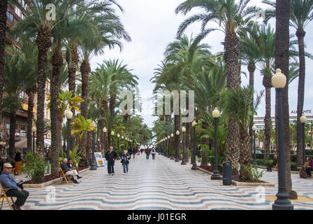 ALICANTE, Spanien - 12. Februar 2016: Explanada de España, einem berühmten Promenade von Alicante, Laternen, Palmen und Wander- und entspannte Menschen, Alicante, S Stockfoto