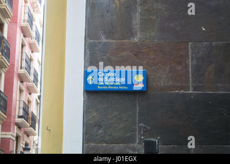 ALICANTE, Spanien - 10. Februar 2016: Ein Schild mit einer Shell, ein Symbol des Camino de Santiago (Jakobsweg) an der Straße os Almeria, Spanien. Stockfoto