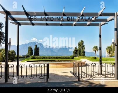 Montreux, Schweiz - 27. August 2016: Eintritt in den Garten in einem Hotel am Genfer See in Montreux, Kanton Waadt, Schweiz. Alpen Berge auf der b Stockfoto