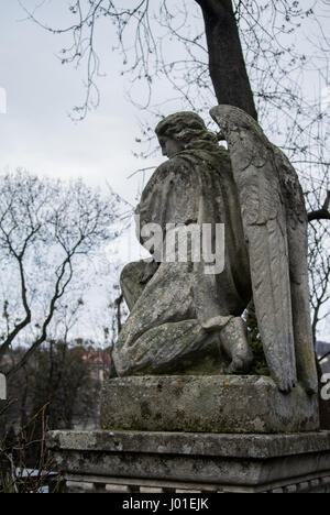 LVIV, UKRAINE - 6. Januar 2014: Ein altes Denkmal des Engels auf Lytschakiwski-Friedhof (Lviv, Ukraine) an bewölkten Wintertag. Stockfoto