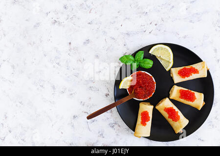 Pfannkuchen mit rotem Kaviar. Ansicht von oben. Flach zu legen Stockfoto