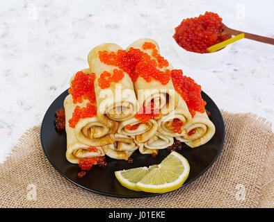 Pfannkuchen mit rotem Kaviar. Stockfoto