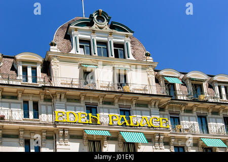 Montreux, Schweiz - 27. August 2016: Facade of Luxury Hotel mit Schweizer Flagge am Genfer See Riviera in Montreux, Kanton Waadt, Schweiz Stockfoto