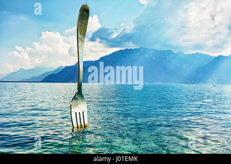 Vevey, Schweiz - 27. August 2016: Gabel Bildhauerei am Genfer See in Vevey, Kanton Waadt, Schweiz. Alpen Berge im Hintergrund Stockfoto