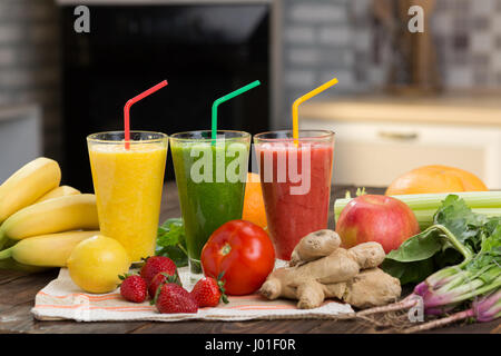 Frische Smoothies in Glas Stockfoto