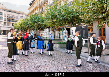 Montreux, Schweiz - 27. August 2016: Menschen in traditionellen Kostümen am Place du Marche Marktplatz in Montreux, Kanton Waadt, Schweiz Stockfoto