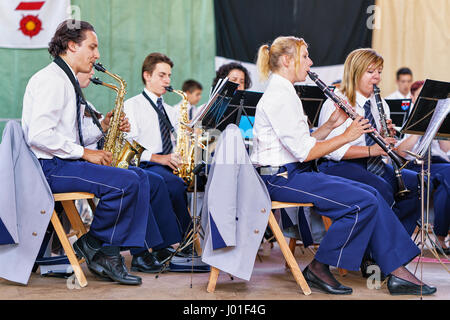 Montreux, Schweiz - 27. August 2016: Menschen in traditionellen Kostümen am Place du Marche Marktplatz in Montreux, Kanton Waadt, Schweiz Stockfoto