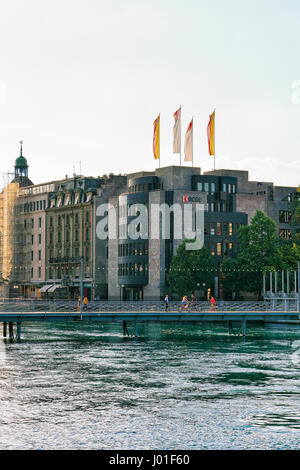 Genf, Schweiz - 30. August 2016: Pont De La Machine Brücke über den Genfer See mit Blick auf Quai des Bergues Damm im Sommer, Genf, Ausrüstu Stockfoto