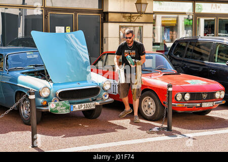 Montreux, Schweiz - 27. August 2016: Retro-Autos geparkt im Casino-Gebäude in Montreux, Kanton Waadt, Schweiz. Mann im Hintergrund Stockfoto