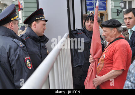 Die Polizei und die Teilnehmer der russischen kommunistischen Arbeiter Partei Demonstration während einem Tag des Frühlings und der Arbeit. Stockfoto