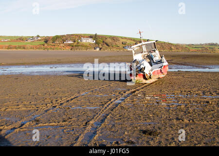 Vertäut Angelboot/Fischerboot auf dem Boden bei Ebbe, in Newport, Pembrokeshire, Wales Stockfoto