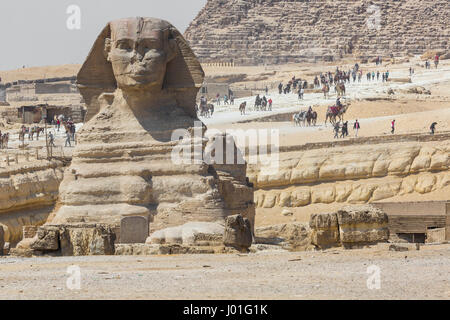 Nahaufnahme des Kopfes Sphinx mit Pyramide in Gizeh in der Nähe von Kairo, Ägypten Stockfoto