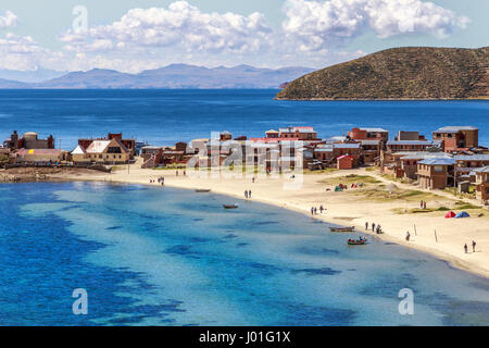 Blaues Wasser und Titicaca See, Boote, gehen Menschen und bolivianischen Dorf am Inkas Insel der Sonne, Bolivien, Südamerika Stockfoto