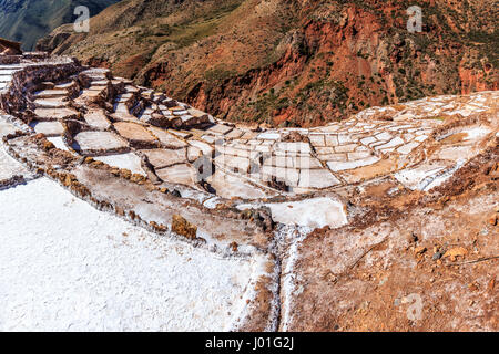 Salz Minen Terrassen und Becken, Salineras de Maras. Peru Stockfoto