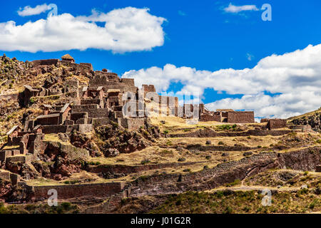 Ruinen der alten Zitadelle der Inkas auf dem Berg, Pisac, Peru Stockfoto