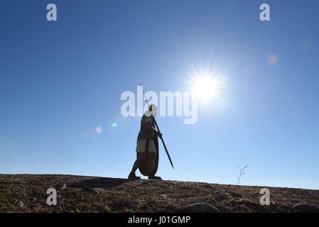 Garray, Spanien. 8. April 2017. Ein römischer Soldat, der eine Armee von alten Zeit im Bild, während eine Darstellung in der antiken Siedlung der keltiberischen von Numantia, berühmt für seine Rolle in dem keltiberischen Krieg in Soria, nördlich von Spanien. Bildnachweis: Jorge Sanz/Pacific Press/Alamy Live-Nachrichten Stockfoto