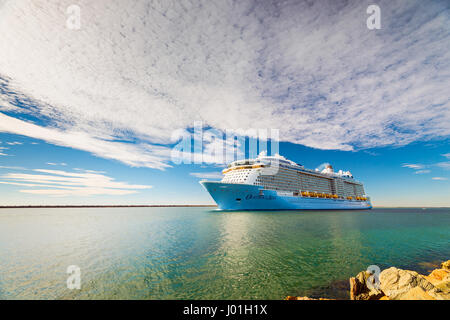 Port Adelaide, South Australia, 14. Februar 2017: MS Ovation der Meere Kreuzfahrtschiff äußeren Hafen bei Sonnenuntergang verlassen. Stockfoto