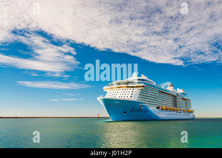 Port Adelaide, South Australia, 14. Februar 2017: MS Ovation der Meere Kreuzfahrtschiff äußeren Hafen bei Sonnenuntergang verlassen. Stockfoto