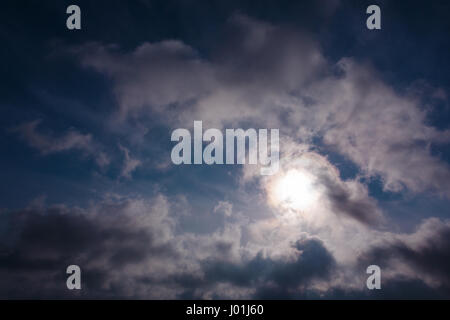 Sonnenaufgang in den Wolken der Krim Stockfoto