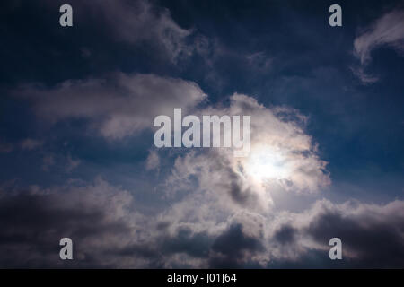 Sonnenaufgang in den Wolken der Krim Stockfoto