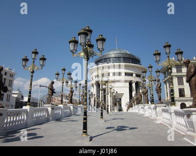 Auge Fußgängerbrücke, Stadtzentrum Skopje, Republik Mazedonien Stockfoto