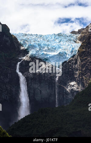 Die hängenden Gletscher im Queulat Nationalpark im südlichen Chile ist die Spitze eines kleinen Eis Feld, am Rande einer Bergkamm beendet. Stockfoto