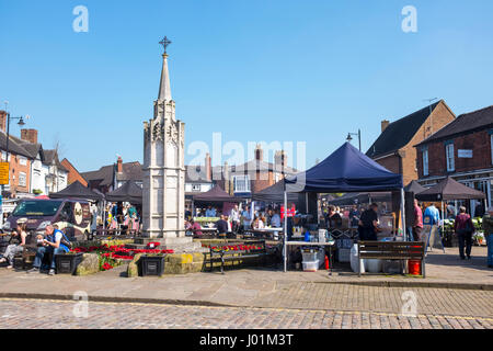 Bauernmarkt mit Kriegerdenkmal in Sandbach Cheshire UK Stockfoto