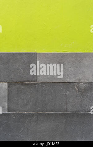 Detail der Fassade mit grauen Stein und grüne Wandfarbe Stockfoto
