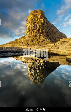 Die Sphinx-Felsen an Nash Point Beach auf der Glamorgan Heritage Coast in South Wales UK reflektiert Stockfoto