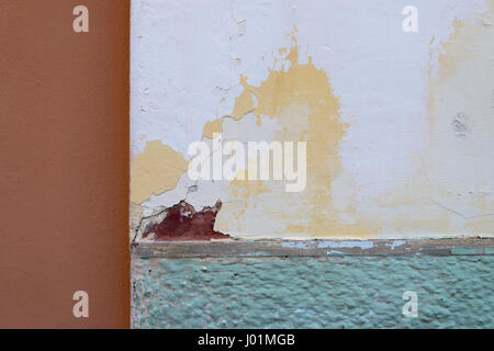 Detail der Fassade mit abgeplatzte Farbe Stockfoto