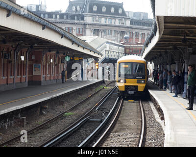 Bahnsteig Bahnhof Waterloo East Passagiere Stockfoto