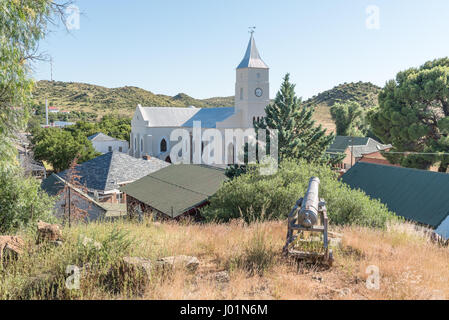 PHILIPPOLIS, Südafrika - 21. März 2017: Blick von der Niederländisch-reformierten Kirche auf einem Hügel mit einer Kanone bewacht über Philippolis, die älteste Stadt Stockfoto