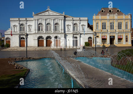 Weißen klassizistischen Stil Theater in Plaza Arturo Prat in der Altstadt von Iquique an der Pazifikküste im Norden Chiles. Stockfoto