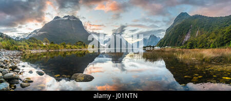 Mitre Peak Reflexion im Wasser, Sonnenuntergang, Milford Sound, Fiordland-Nationalpark, Te Anau, Southland Region Southland Stockfoto