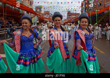 Morenada Tanzgruppe in bunten Outfits paradieren durch die Bergbau-Stadt Oruro auf dem Altiplano von Bolivien während der jährliche Karneval von Oruro. Stockfoto