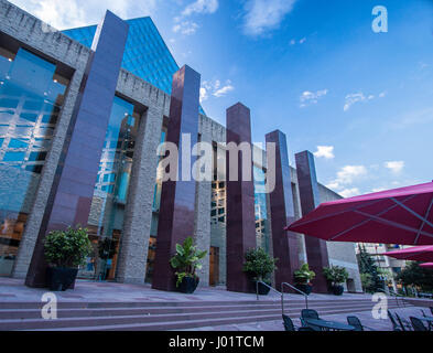 Blick auf den Südeingang zum Rathaus und angrenzenden Plaza, Edmonton, Kanada Stockfoto