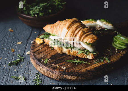 Thunfisch-Salat-Sandwiches mit frischer Gurke, hart gekochtes Ei und Rucola. Nahaufnahme, Tiefenschärfe, getönten Bild Stockfoto