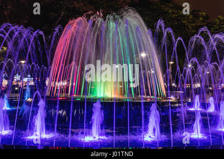 Farbige Brunnen am könnte Kreise im Gasthaus Hai Phong, Vietnam. Hell und bunt beleuchteten Brunnen Stockfoto