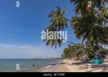 Mui Ne White Sandy Beach, Angelboote/Fischerboote am Strand, Vietnam. Asien Stockfoto